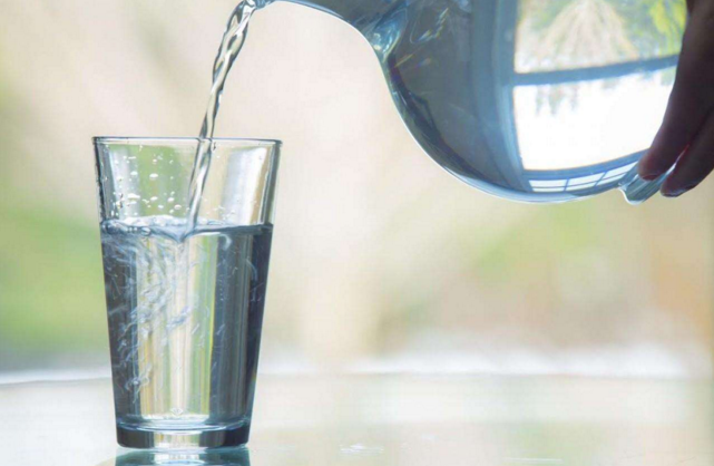痛风和高尿酸病人要保持良好的饮食习惯和保证充足的饮水